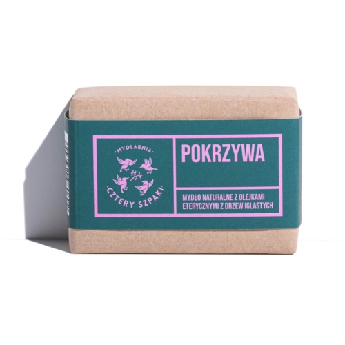 Naturalne, prostokątne mydło jasnobrązowe z olejkami eterycznymi. Etykieta ciemnozielona z różowym napisem POKRZYWA i opisem właściwości. Produkt na białym tle, bez dodatków.