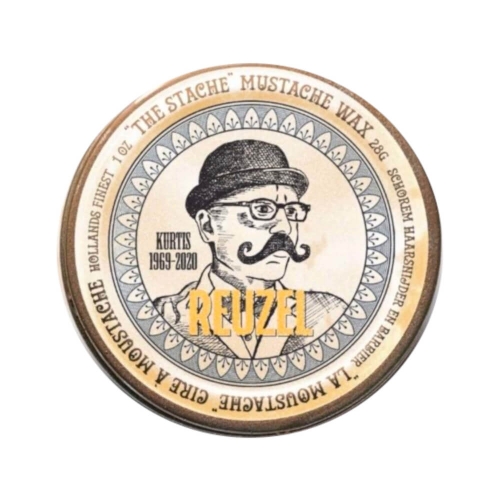 Okrągłe opakowanie wosku do wąsów The Stache 28g, z piaskowym tłem, mężczyzną w kapeluszu i okularach, pomarańczowym napisem REUZEL i dekoracyjnymi detalami, na białym tle.