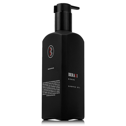 Czarny, prostokątny flakon żelu pod prysznic BERANI HOMME z pompką. Z przodu widoczne logo w kolorze czerwonym oraz czarnym, z czytelnym napisem SHOWER GEL. Flakon ma matową teksturę i stoi w pozycji pionowej na jednolitym czarnym tle.