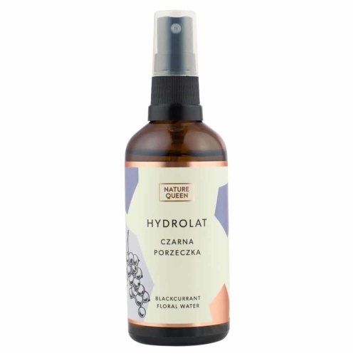 Brązowa butelka z atomizerem, hydrolat czarnej porzeczki. Etykieta z logo Nature Queen, napisami HYDROLAT i CZARNA PORZECZKA w zielono-złotych kolorach. Produkt frontalnie na białym tle, bez dodatków.