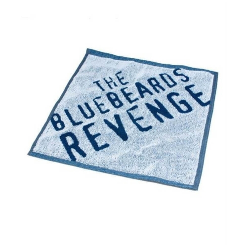 Niebieska chusteczka z napisem THE BLUEBEARDS REVENGE, wykonana z miękkiego materiału, w leżącej pozycji, z widocznymi frędzlami na brzegach, na białym tle.