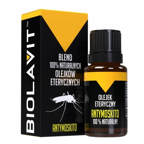 Brązowa butelka z czarną nakrętką zawiera naturalny olejek eteryczny ANTYMOSKITO, stoi obok czarno-żółtego opakowania z komarem. Napis: 100% naturalny blend olejków eterycznych. Produkt na jednolitym tle.