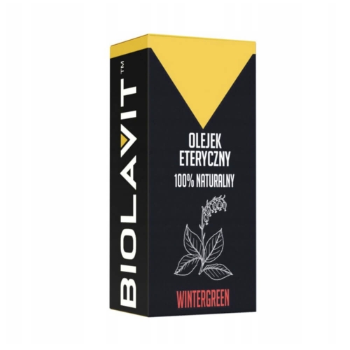 Czarna kartonowa butelka olejku eterycznego, z żółtym dnem i grafiką przedstawiającą liście. Widoczne napisy: OLEJEK ETERYCZNY 100% NATURALNY oraz WINTERGREEN w kolorze białym i czerwonym. Ujęcie frontalne.