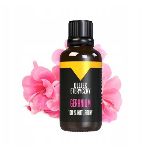 Czarna butelka z zakrętką, zawierająca olejek eteryczny o nazwie Geranium. Etykieta z białym napisem OLEJEK ETERYCZNY, różowym GERANIUM i informacją 100% NATURALNY. W tle widoczne różowe kwiaty geranium, zdjęcie na białym tle.