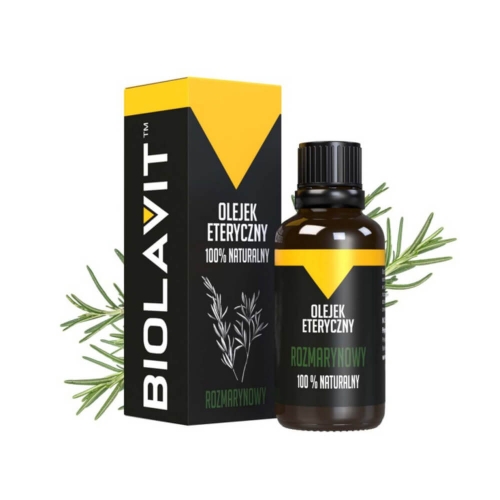 Brązowa butelka olejku eterycznego rozmarynowego z czarną nakrętką i etykietą 100% NATURALNY, obok czarny kartonik z napisem BIOLAVIT i żółtym trójkątem. W tle gałązki rozmarynu.