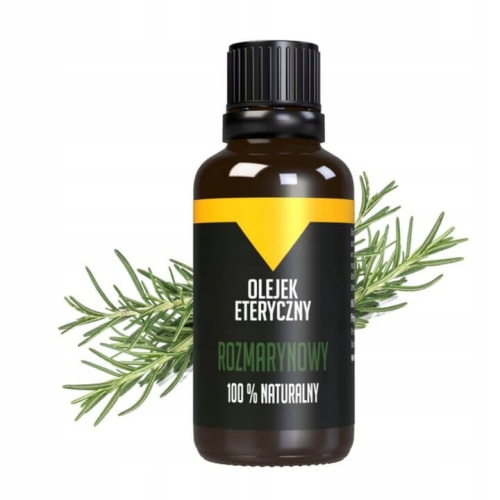Butelka z olejkiem eterycznym rozmarynowym, brązowa, z czarną nakrętką. Etykieta z zielonym napisem OLEJEK ETERYCZNY ROZMARYNOWY 100% NATURALNY na czarnym tle. W tle widoczne gałązki rozmarynu, na jasnym, jednolitym tle.
