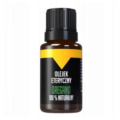 Butelka 10 ml olejku eterycznego oregano, brązowa z czarną zakrętką. Etykieta: OLEJEK ETERYCZNY OREGANO, 100% NATURALNY na czarnym tle z żółtymi i zielonymi akcentami. Lekki bok, białe tło.