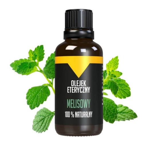 Butelka olejku eterycznego melisowego w ciemnym szkle z czarną nakrętką. Etykieta z żółtym i czarnym wzorem zawiera napis OLEJEK ETERYCZNY MELISOWY 100% NATURALNY. W tle widoczne świeże liście melisy. Produkt ustawiony na białym tle.