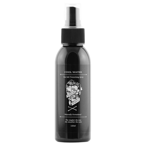 Spray do stylizacji włosów w czarnej butelce z dozownikiem, widok frontalny. Etykieta z grafiką mężczyzny z brodą i napisem COOL WATER oraz Sea Salt Texturizing Spray. Pojemność 125 ml.