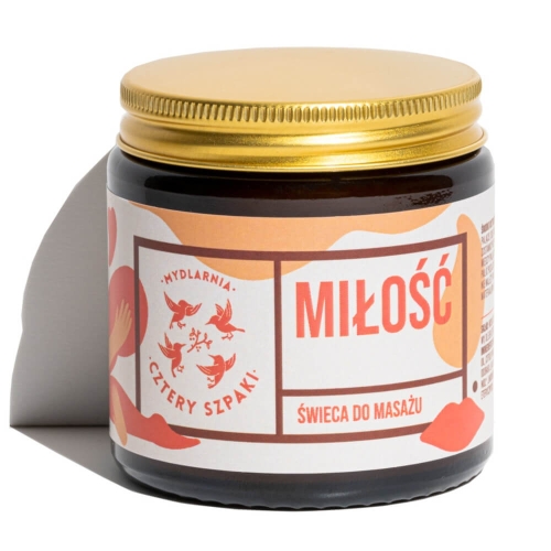Świeca do masażu w szklanym słoiku o ciemnym kolorze z złotą nakrętką. Etykieta w kolorze pastelowego pomarańczu z napisem „MIŁOŚĆ” oraz logo „Cztery Szpaki”. Kąt ujęcia z boku, pokazujący detale etykiety i słoika.