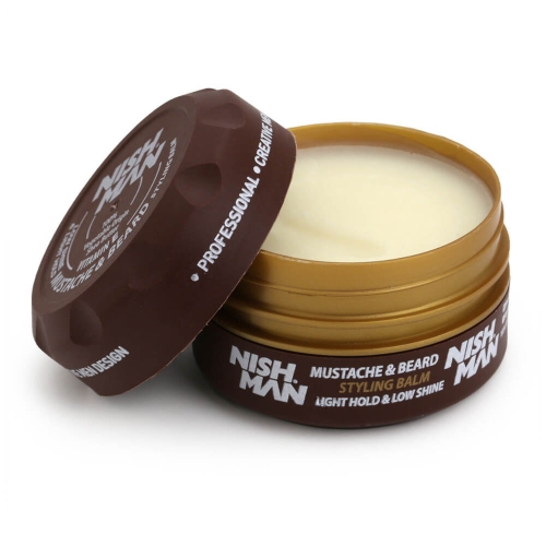 Balsam do stylizacji w brązowym słoiczku z złotą pokrywką, otwarty z widoczną białą, gładką konsystencją. Na słoiczku znajduje się napis NISH MAN oraz informacje o produkcie.