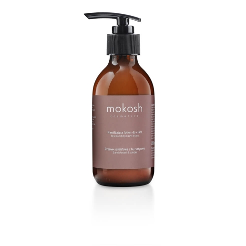Ciemnobrązowa butelka z pompką na nawilżający lotion Mokosh, Drzewo sandałowe z bursztynem. Etykieta z białymi i beżowymi napisami. Butelka stoi na białym tle, widok frontalny.