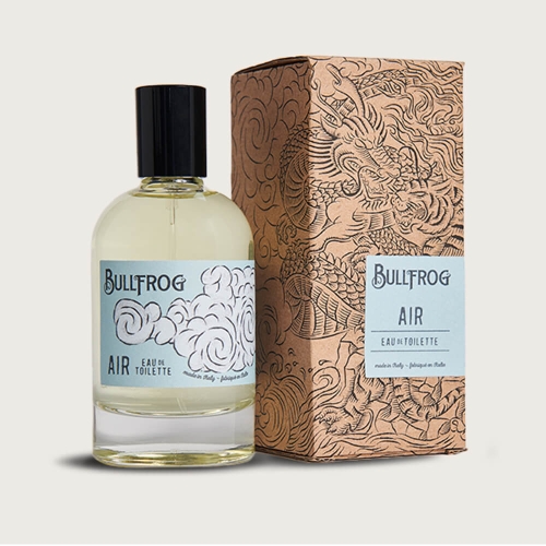 Butelka wody toaletowej Bullfrog Air z minimalistycznym, przezroczystym szkłem i czarną zakrętką stoi obok kartonowego opakowania z napisem AIR i ilustracją chmur oraz brązowymi zdobieniami.