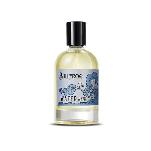 Flakoni na wodę toaletową Bullfrog, przezroczysty z jasnożółtym płynem, z czarną nakrętką. Etykieta z niebieskim wzorem fal i napisem WATER oraz logo marki. Ujęcie frontalne, rozstawiony na prostym, białym tle.