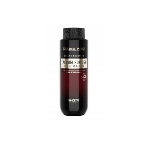Czarna butelka z szarym koreczkiem, zawierająca puder talekowy, z widocznymi napisami IMMORTAL INFUSE, DELUXE PRODUCTS, TALCUM POWDER, SPECIAL FOR BARBERS, pojemność 143 g. Butelka ustawiona na białym tle.
