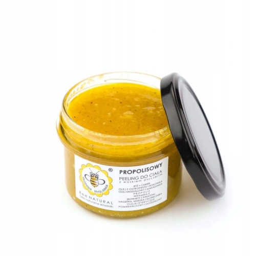 Otwarty słoik peelingu do ciała z żółtawą, gładką konsystencją. Etykieta z logo pszczoły, nazwą Propolisowy Peeling do Ciała i składnikami. Przezroczyste szkło, czarna zakręcana pokrywka, białe tło.
