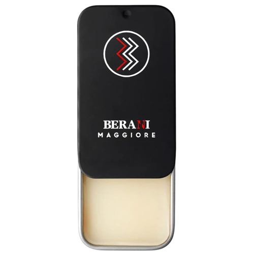 Czarny pojemnik 10 ml wosku perfumowanego Berani Maggiore z metalową podstawą i matową pokrywą. Kremowy wosk lekko świeci. Na pokrywie logo w okręgu i napis BERANI MAGGIORE. Produkt stoi pionowo na ciemnym tle.