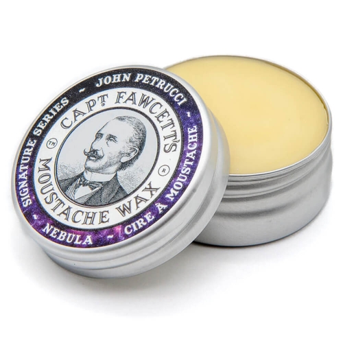 Wosk do wąsów Captain Fawcett's, 15 ml, w metalowym okrągłym opakowaniu z wieczkiem. Etykieta z ilustracją mężczyzny, kremowy odcień wosku, leżący produkt na białym tle z widocznym logo.