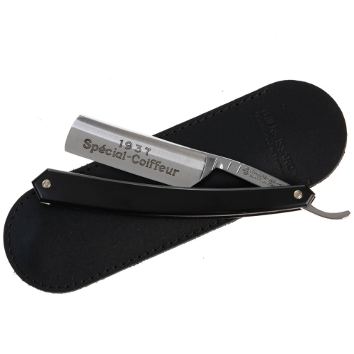 Brzytwa Thiers Issard Special Coiffeur 6/8 z matowo-czarnym, gładkim uchwytem na czarnym skórzanym etui, z grawerem 1937 Spécial-Coiffeur na ostrzu widocznym w połysku.