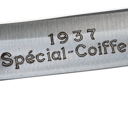 Brzytwa Thiers Issard Special Coiffeur w zbliżeniu, na ostrzu widoczne grawerowane napisy 1937 oraz Spécial-Coiffe. Ostrze w metalicznej fakturze ma delikatnie szczotkowane wykończenie.