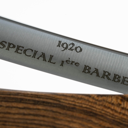 Brzytwa Thiers Issard Special 1ère Barbe z satynowym, stalowym ostrzem z grawerem 1920 SPECIAL 1ère BARBE i drewnianym uchwytem bocote, na białym tle.