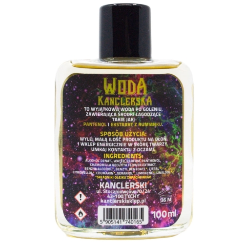 Woda po goleniu Kanclerska 1988, 100 ml butelka z czarnym korkiem, przezroczysta. Etykieta kolorowa z napisem „WODA KANCLERSKA”, instrukcje i skład w języku polskim, na białym tle, widok z przodu.