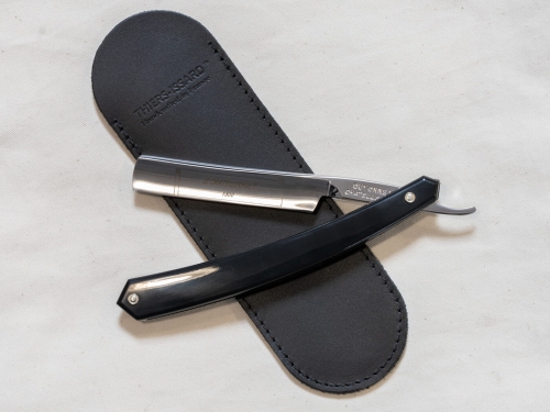 Brzytwa Thiers Issard Le Chatellerault Black 4/8 na czarnym etui, z błyszczącym stalowym ostrzem i napisem „Le Chatellerault” oraz elegancką czarną rączką. Jasne tło podkreśla detale produktu.