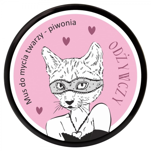 Mus do mycia twarzy o zapachu piwonii, 100 ml, w różowym opakowaniu z ilustracją kota w maskarze. Napis: Mus do mycia twarzy - piwonia i ODŻYWCZY. Produkt w czarnym, okrągłym słoiku na prostym tle.