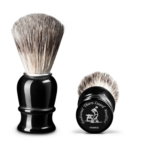 Pędzel do golenia Thiers Issard All Badger z długim, gęstym włosiem borsuka, czarną, błyszczącą podstawką i logo na osadzie. Ustawiony pionowo na białym tle, podkreślając elegancję i detale.