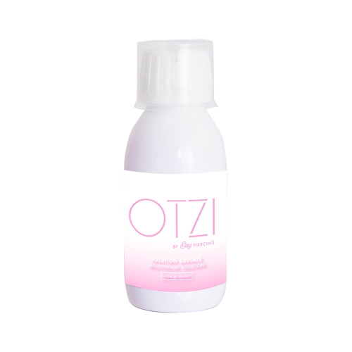 Płyn do płukania ust w białej butelce o pojemności 125 ml, z przezroczystą zakrętką. Na etykiecie widoczne różowe napisy: OTZI by Easy Piercing oraz Solution Buccale Mouthwash Solution. Butelka stoi na białym tle.