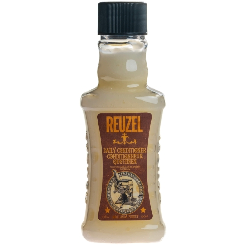Butelka kondycjonera Reuzel 100 ml, jasnobeżowa z czarną zakrętką. Etykieta brązowa z napisem DAILY CONDITIONER i maszynką do fryzowania. Producent: Holland's Finest. Butelka wyprofilowana, ustawiona na jasnym tle.
