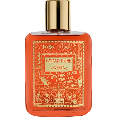 Pomarańczowa kwadratowa butelka z metalową złotą zakrętką. Złota etykieta z ornamentami, napisy: STEAM PUNK, EAU DE MANDARINE, WORKING CLASS HERO, 100 ml, na jednolitym tle.