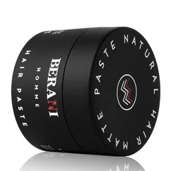 Matowa pasta do włosów Berani w czarnym, matowym słoiczku o pojemności 100 g. Widoczny napis „BERANI” oraz opis „NATURAL HAIR PASTE” na etykiecie. Produkt stoi na jednolitym tle, w ujęciu frontalnym, co podkreśla jego okrągły kształt.