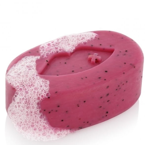 Mydło peelingujące o owalnym kształcie, w intensywnym różowym kolorze, z widocznymi drobinkami peelingującymi i bąbelkami na powierzchni. Produkt leży na jednolitym tle, w obszarze zbliżenia, podkreślając detale jego tekstury i wytworzonych bąbelków.