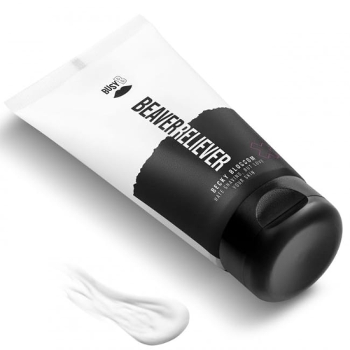 Balsam po goleniu Angry Beards w tubie o pojemności 75 ml, kolor biały z czarnym wykończeniem, z widocznymi napisami na etykiecie. Produkt leży na białym tle, z widoczną niewielką ilością balsamu obok. Tubka zamknięta, z wyraźnym dozownikiem na końcu.