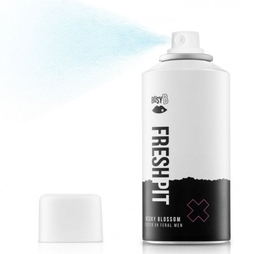 Antyperspirant Angry Beards 150 ml, biały spray z czarnym logo i napisem FRESH PIT, holograficzna zatyczka obok, widok z boku, z efektem rozpylania błękitnej mgiełki.