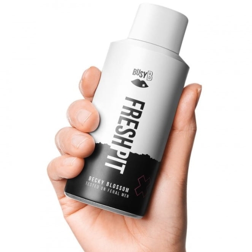 Antyperspirant Becky Blossom 150 ml w białej i czarnej butelce z napisem FRESHPIT i różowym krzyżem. Etykieta zawiera nazwę i TESTED ON FERAL MEN. Produkt zamknięty, gotowy do użycia, na prostym tle.