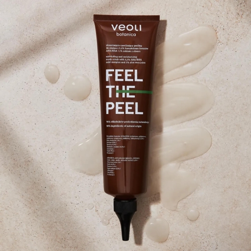 Peeling do włosów Veoli Botanica 'Feel The Peel' 150 ml w brązowej tubie z aplikatorem, stojącej na mokrej powierzchni. W tle odbicia i plamy podkreślające konsystencję produktu.