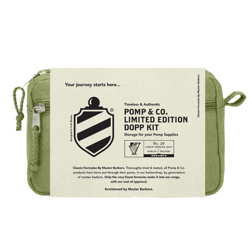 Zielona kosmetyczka Pomp & Co. Dopp Kit, prostokątna, z zamkiem, na jasnym tle. Na froncie napis 'LIMITED EDITION' i logo marki. Gładka tekstura, klasyczny minimalistyczny design.