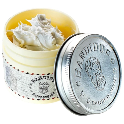 Matowa pomada Bandido 125 ml, biała i gładka w metalowym słoiku z nakrętką i etykietą z logo i grafiką brodatego mężczyzny, na białym tle, słoik otwarty z lekko zniekształconą powierzchnią pomady.