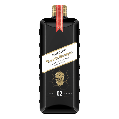 Czarna butelka szamponu Bandido z białym napisem Keratin Shampoo i złotym logo brodacza. Złoty korek z czerwoną wstążką, heksagonalny kształt, napis AGED 02 YEARS na dolnej etykiecie, stoi na białym tle.