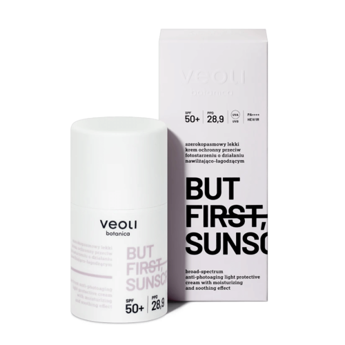 Krem ochronny SPF50+ na białym tle, w białej butelce z różowo-czarnymi napisami i zakrętką. Etykieta BUT FIRST, SUNSCREEN z oznaczeniami SPF i PPD. Obok kartonowe opakowanie z informacjami o działaniu.