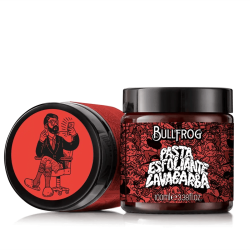 Czarny słoik peelingu do brody Bullfrog 100 ml z czerwoną etykietą, napisem 'Pasta Esfoliante Lavabarba' i logo. W tle grafika mężczyzny w okularach na fotelu, słoik stoi pionowo, podkreślając kształt.