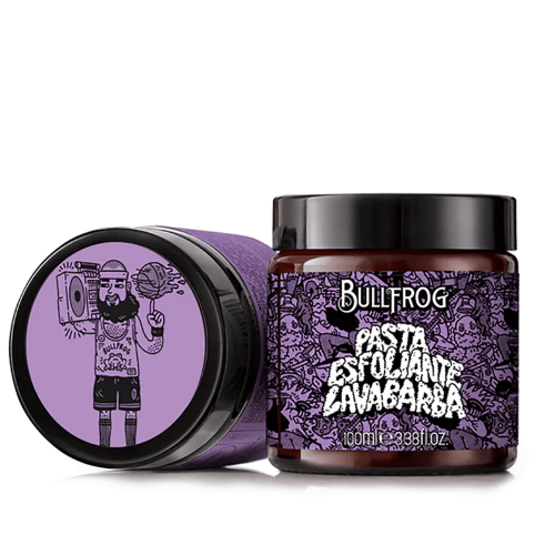 Peeling do brody Bullfrog 100 ml w limitowanej edycji. Dwa słoiki: jeden purpurowy z ilustracją mężczyzny w sportowym stroju, drugi ciemny brąz z białymi napisami, ustawione na czarnym tle.