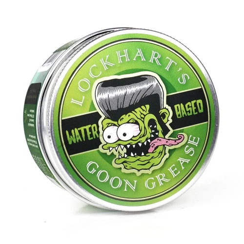 Metalowa, zielona pomada wodna Lockhart's Goon Grease 96g z motywem postaci z fryzurą pompadour. Na czarnej taśmie napis WATER BASED i duży GOON GREASE. Produkt stoi na jednolitym tle.