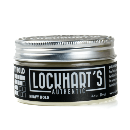 Metalowy słoik pomady Lockhart's Heavy Hold 96g, czarna etykieta z białym napisem. Słoik stoi pionowo, srebrna błyszcząca pokrywka. Białe tło podkreśla detale produktu.