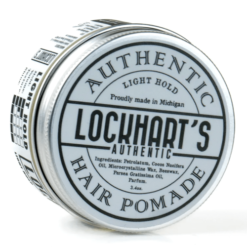 Pomada Lockhart's w metalowej puszce (10 cm), z czarnymi napisami Authentic, Light Hold i Hair Pomade na białym tle. Zdjęcie z boku, puszka stoi, widoczne składniki. Jasne, proste tło podkreśla produkt.