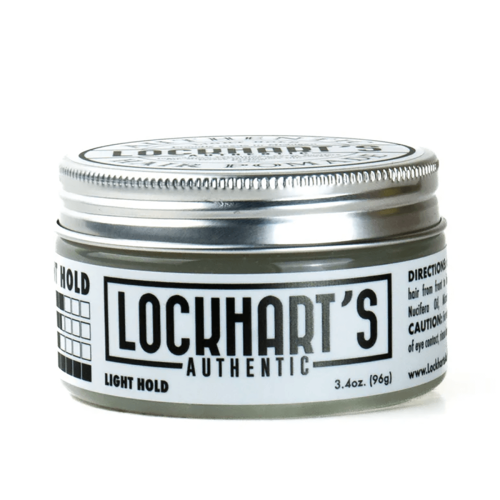 Pomada do włosów Lockhart's Light Hold w szklanym słoiku 96 g z metalową zakrętką i etykietą LOCKHART'S AUTHENTIC na białym tle podkreślającym design opakowania.