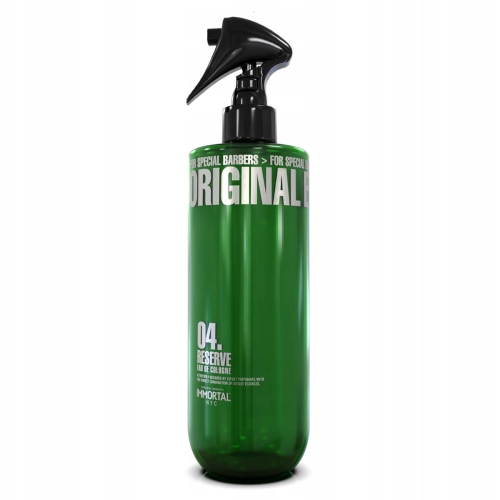 Zielona butelka wody kolońskiej Immortal Eau de Cologne 04. Reserve 500 ml z czarnym spryskiwaczem, napisy ORIGINAL i 04. RESERVE na przodzie, błyszcząca, gładka powierzchnia, frontalne ujęcie na jednolitym tle.