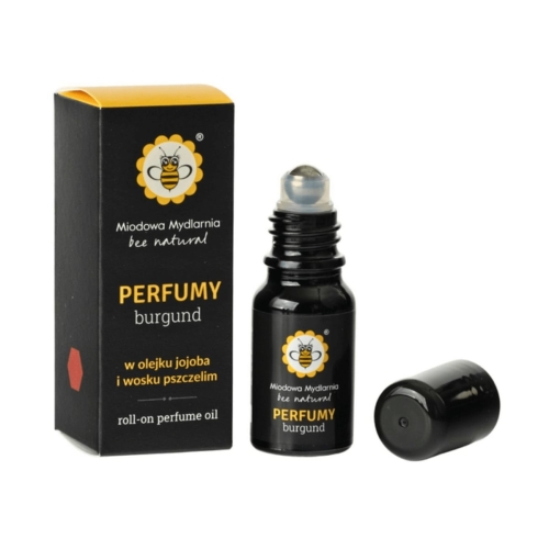 Miodowa Mydlarnia roll-on perfumy Burgund 10 ml w czarnej butelce z aplikatorem. Widoczne logo pszczoły i napis PERFUMY burgund w białym kolorze. Opakowanie z kartonu w kolorze czarnym i żółtym. Butelka stojąca obok zamkniętego wieczka.
